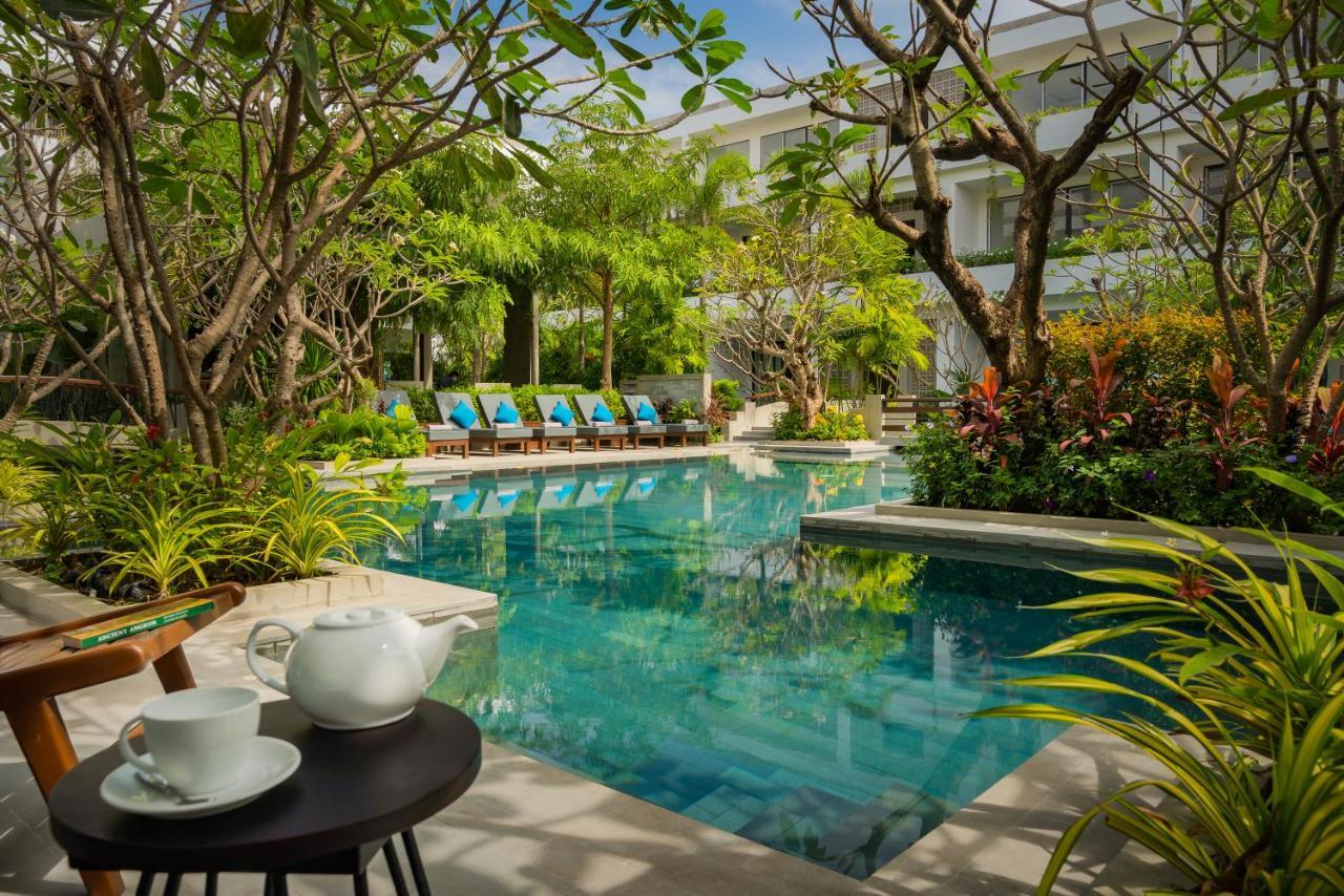 Eightfold Urban Resort Sziemreap Kültér fotó The swimming pool at the hotel
