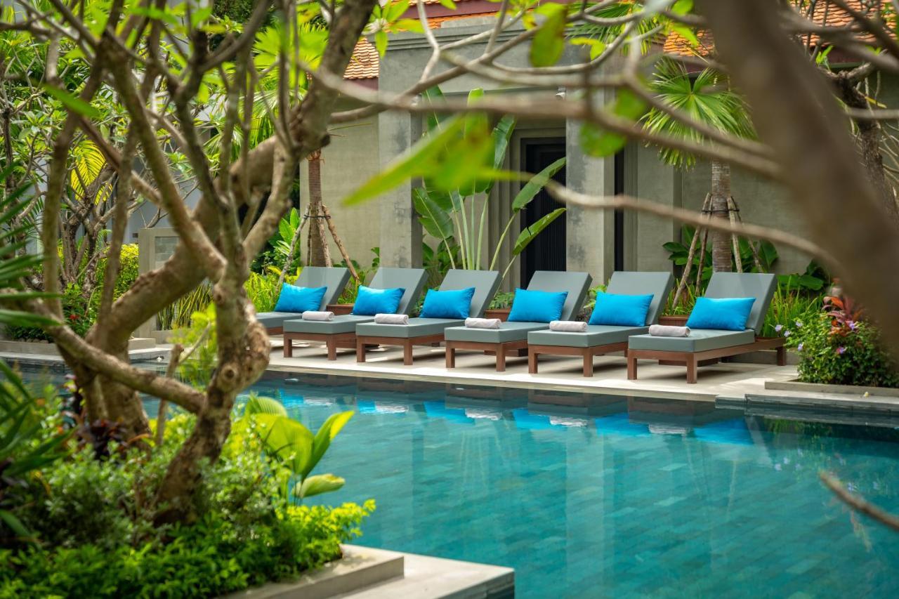 Eightfold Urban Resort Sziemreap Kültér fotó The swimming pool at the hotel