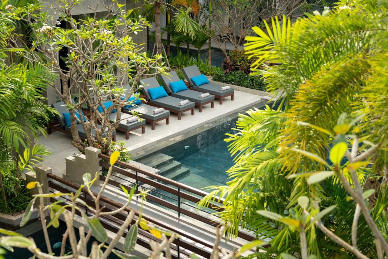 Eightfold Urban Resort Sziemreap Kültér fotó The swimming pool at the hotel