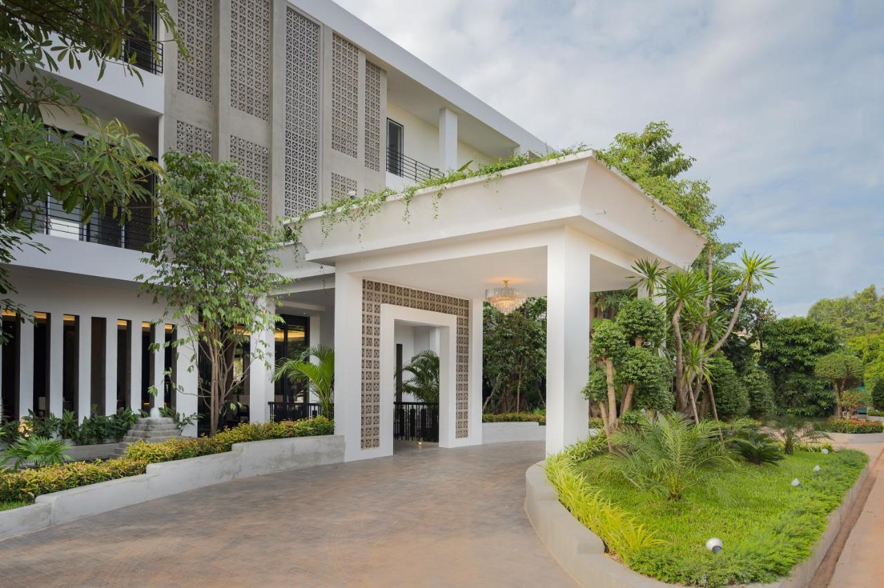 Eightfold Urban Resort Sziemreap Kültér fotó The hotel's entrance
