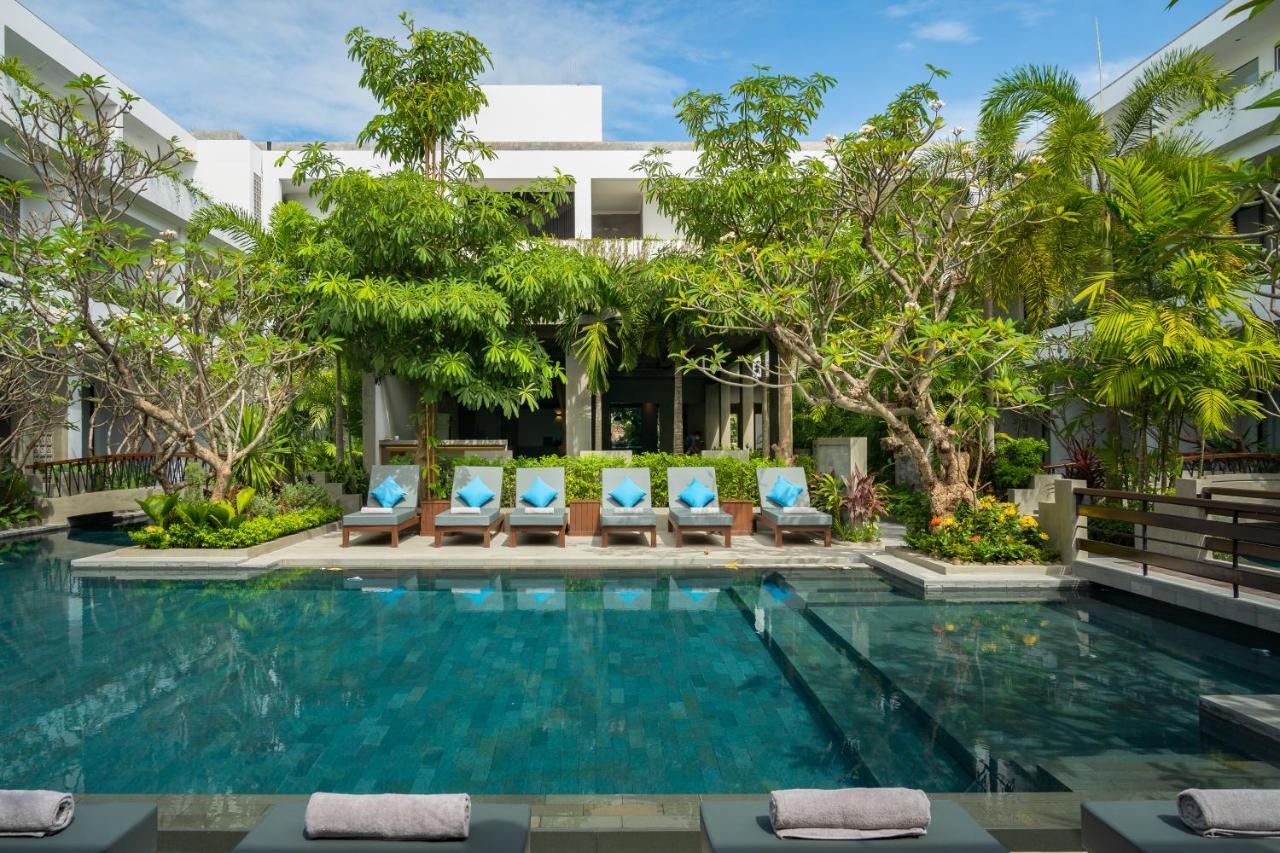 Eightfold Urban Resort Sziemreap Kültér fotó The hotel's pool