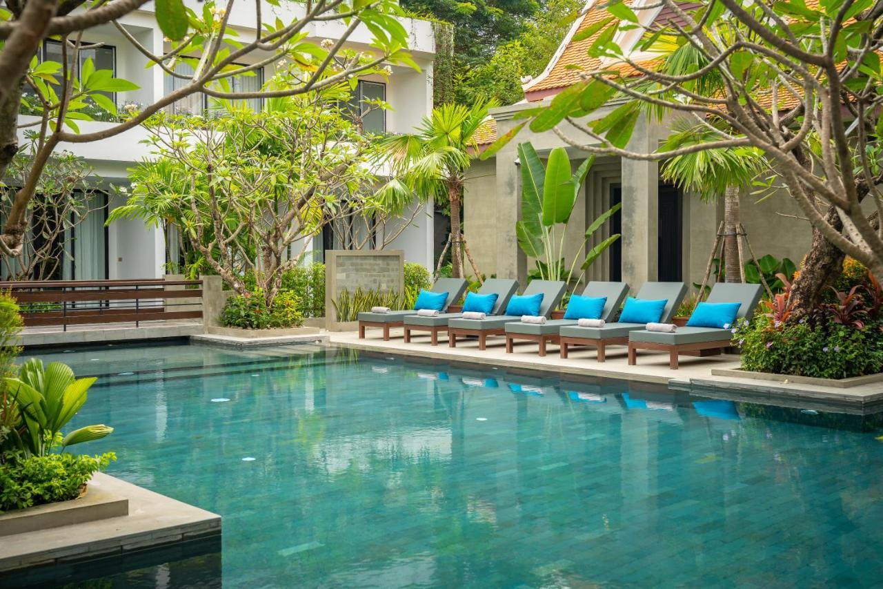 Eightfold Urban Resort Sziemreap Kültér fotó The swimming pool at the hotel