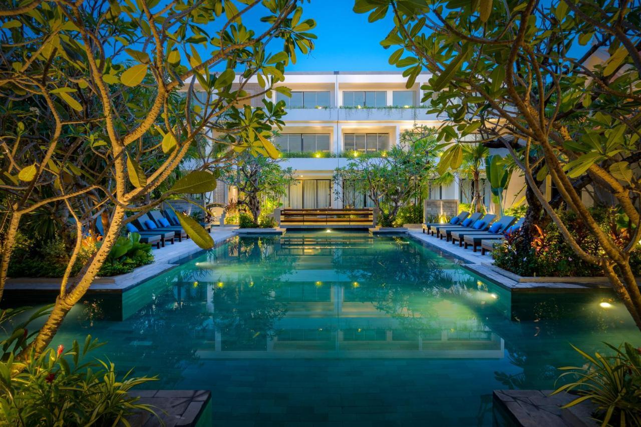Eightfold Urban Resort Sziemreap Kültér fotó The hotel's swimming pool
