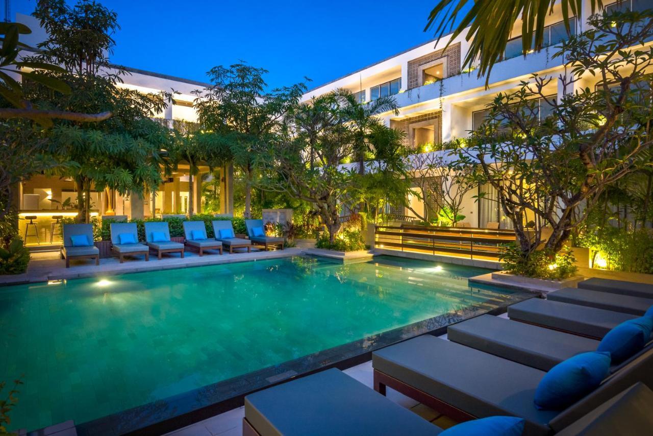 Eightfold Urban Resort Sziemreap Kültér fotó The hotel's pool