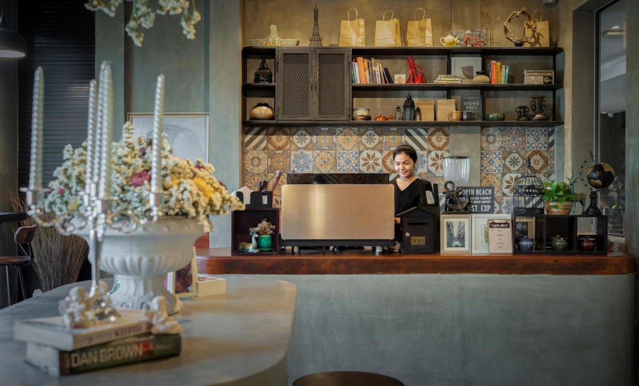 Eightfold Urban Resort Sziemreap Kültér fotó A coffee shop in Bangkok, Thailand