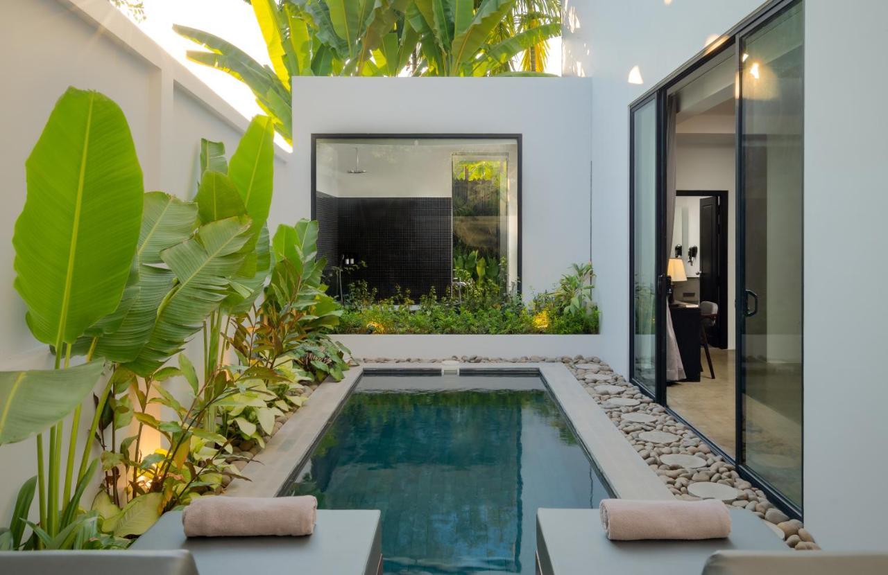 Eightfold Urban Resort Sziemreap Kültér fotó A private pool at a hotel