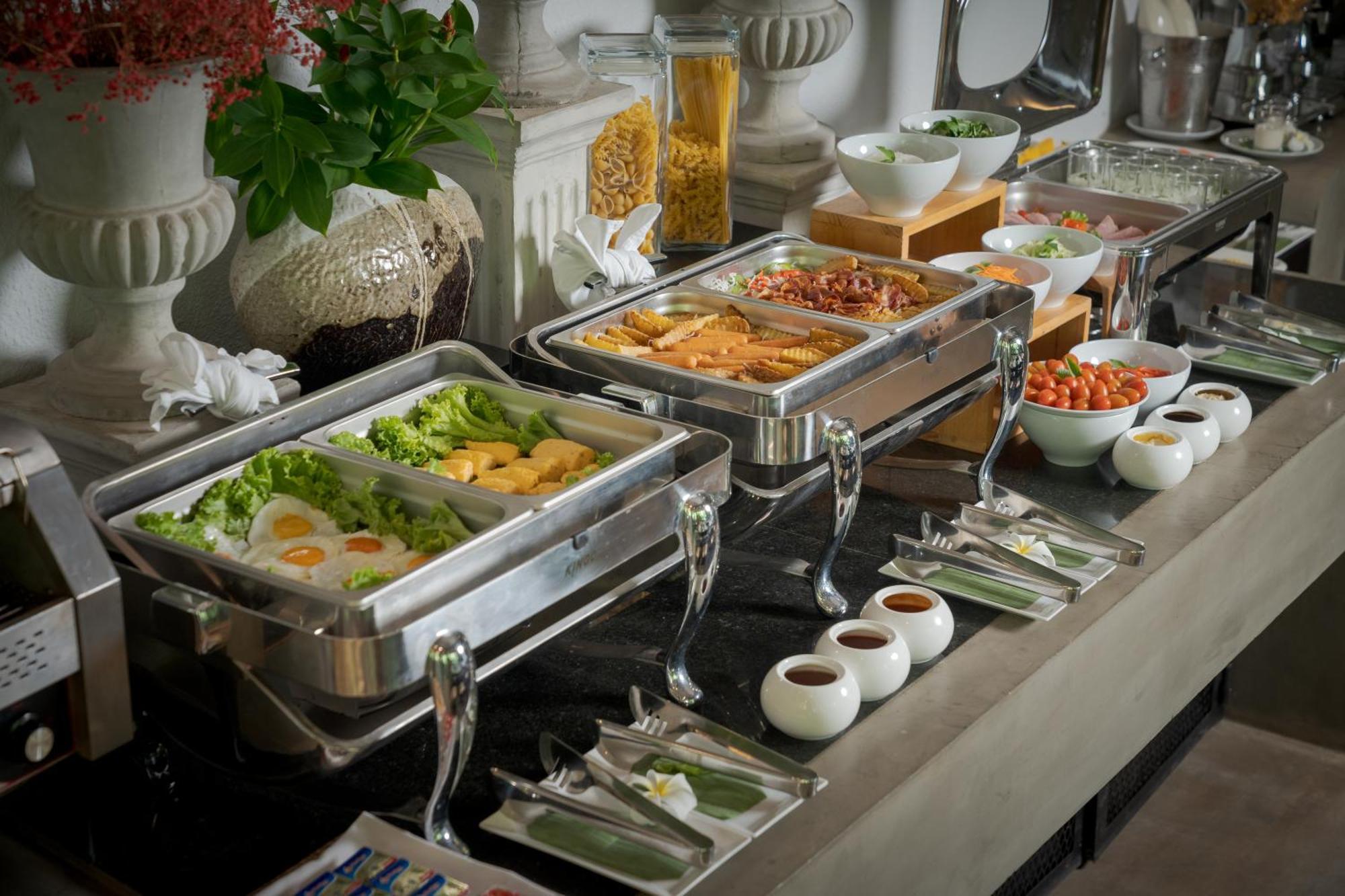 Eightfold Urban Resort Sziemreap Kültér fotó A buffet at a hotel