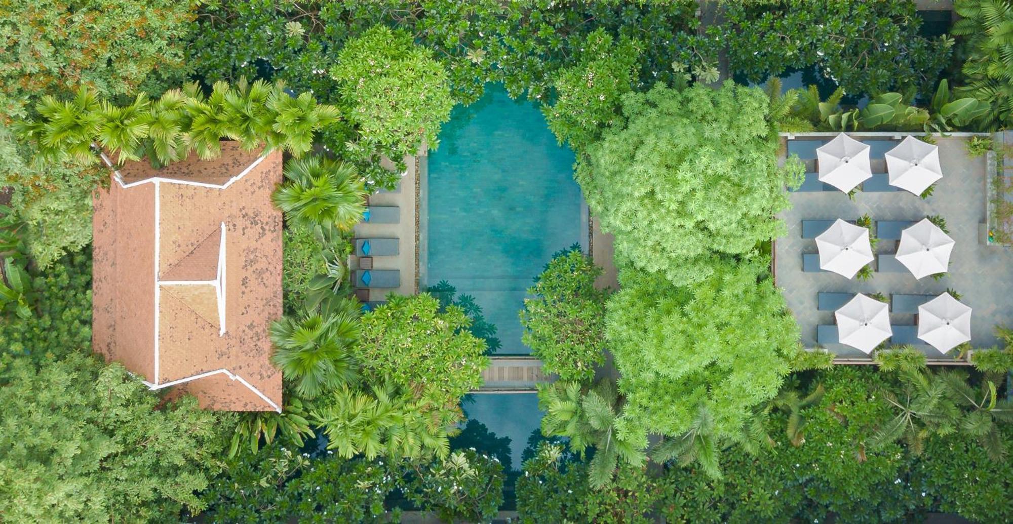 Eightfold Urban Resort Sziemreap Kültér fotó Aerial view of the pool at the hotel