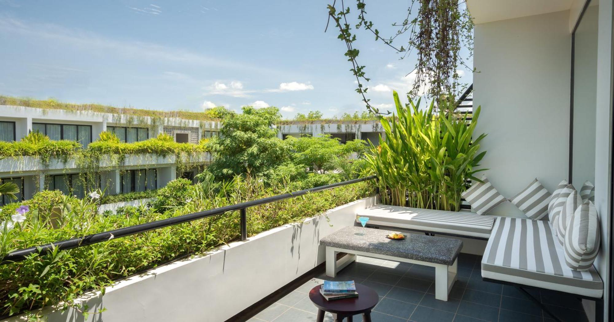 Eightfold Urban Resort Sziemreap Kültér fotó A balcony at the hotel