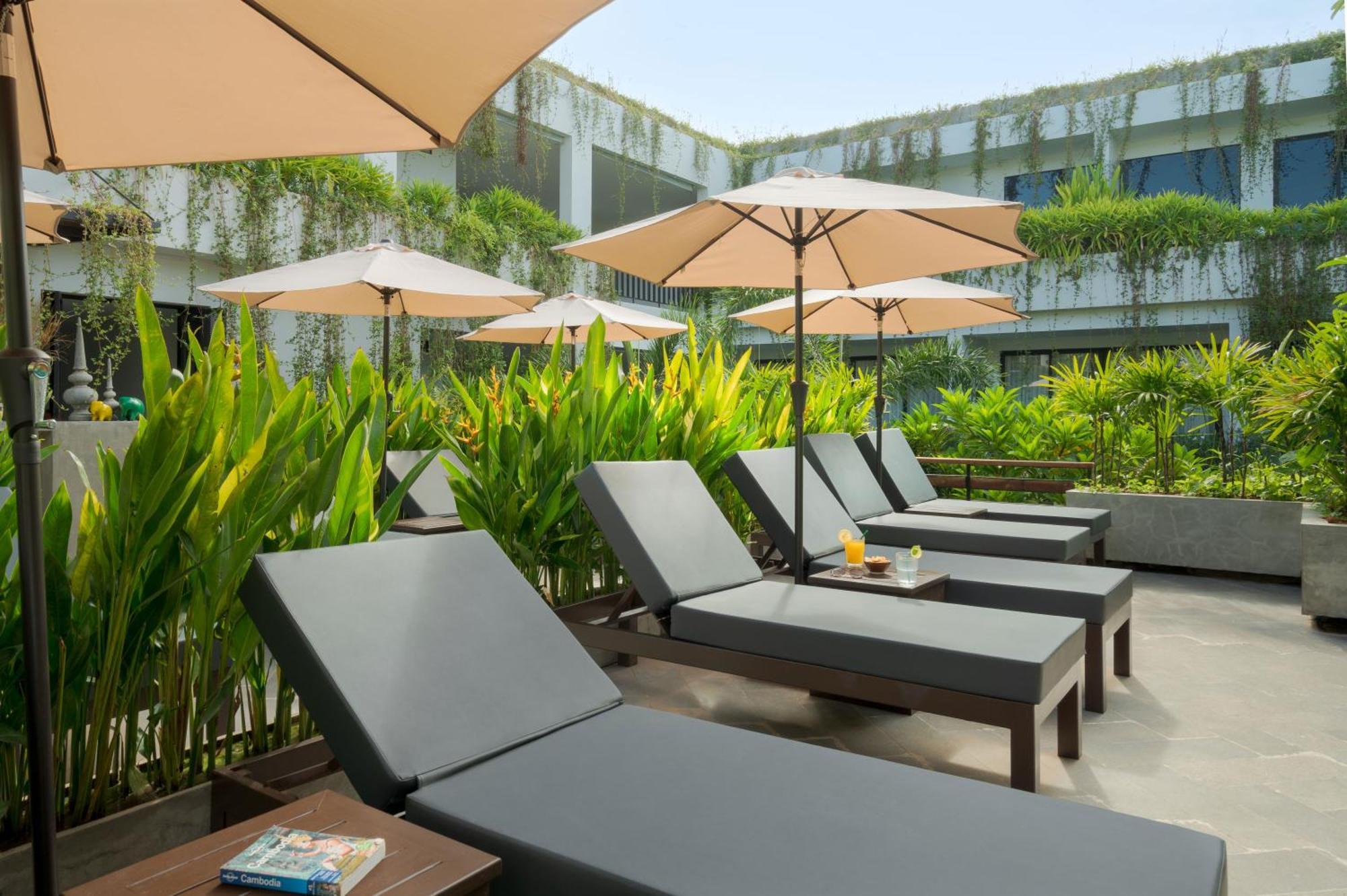 Eightfold Urban Resort Sziemreap Kültér fotó Pool Deck